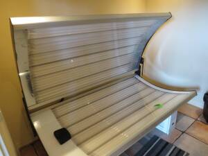 Tanning Bed w/ T-Max Timer Brand: TMAX, Mod. 3A