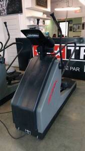 *PAS SITUE A MASCOUCHE* LIFEFITNESS Cross Trainer